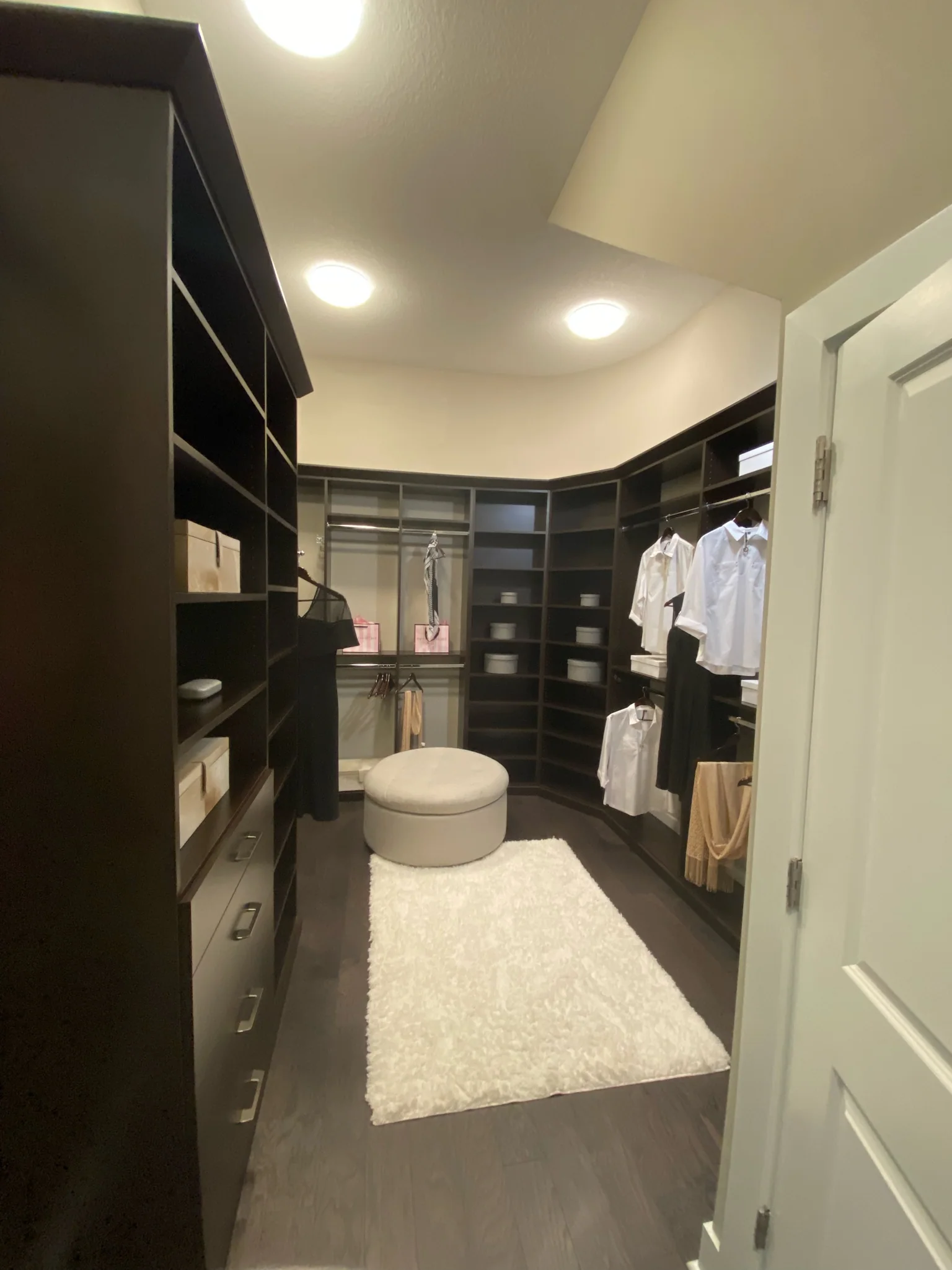 Artistry, Lot 207, dressing room